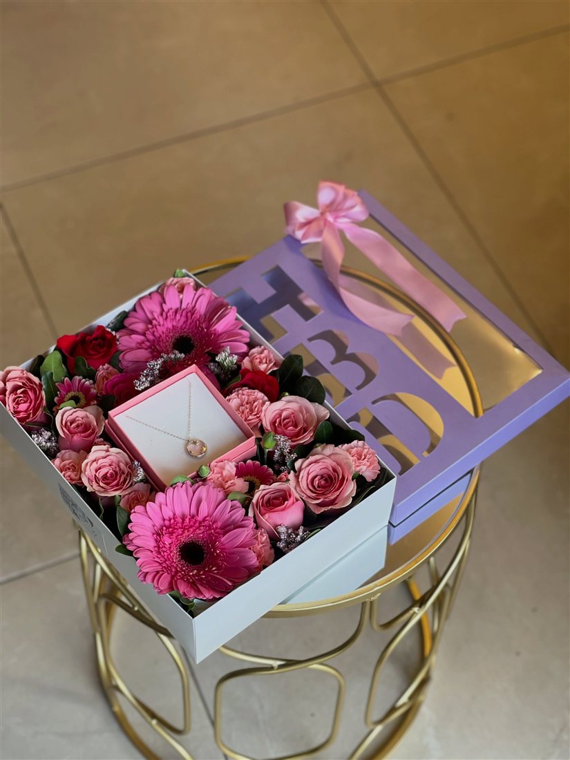 Caja de regalo personalizada en tonos rosa de Emil Eternity