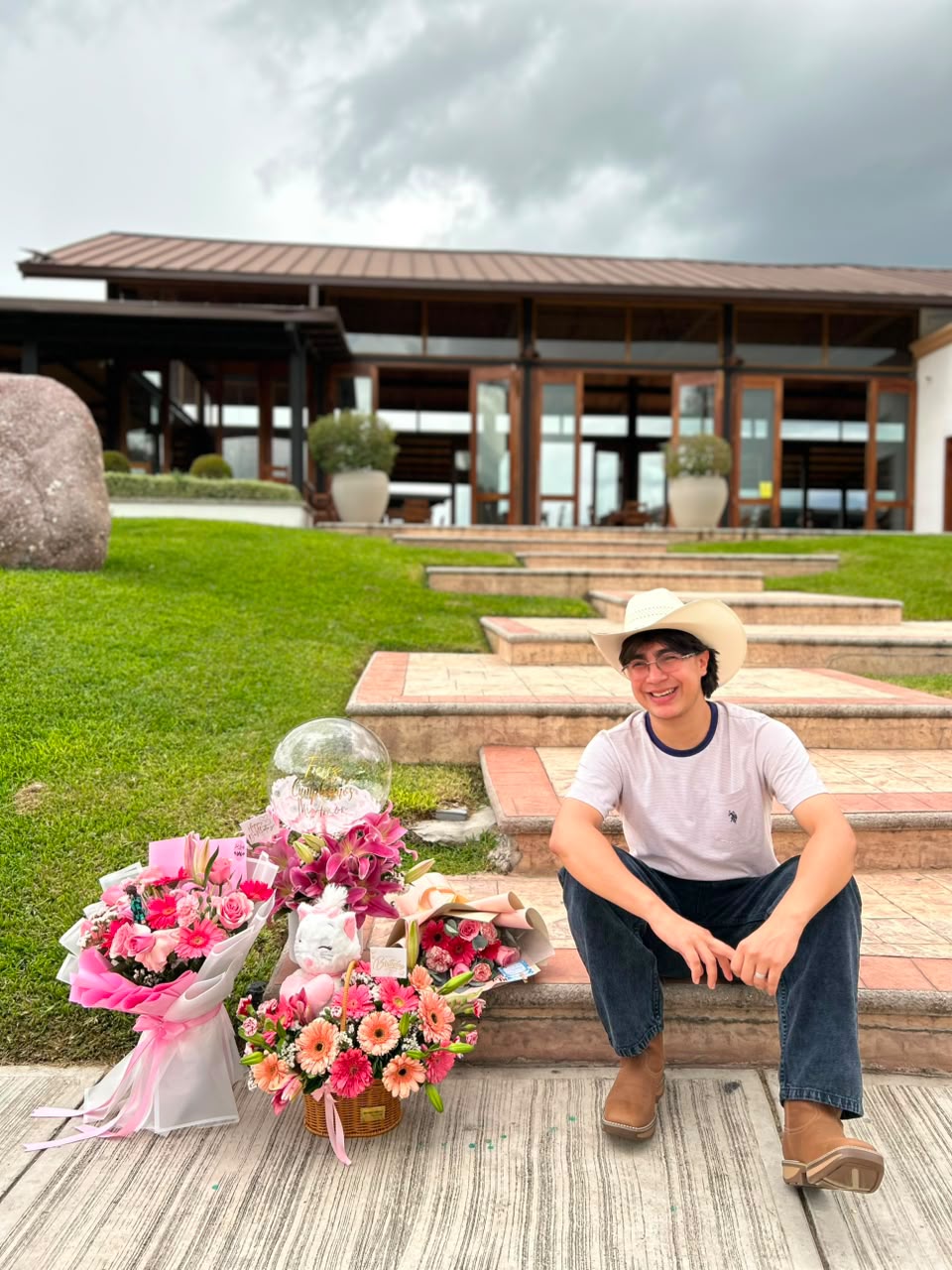 El creador de Emil Eternity junto a sus arreglos florales